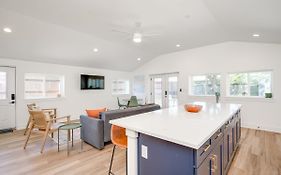 2 Kings Hot Tub Modern Cottage Hill Country